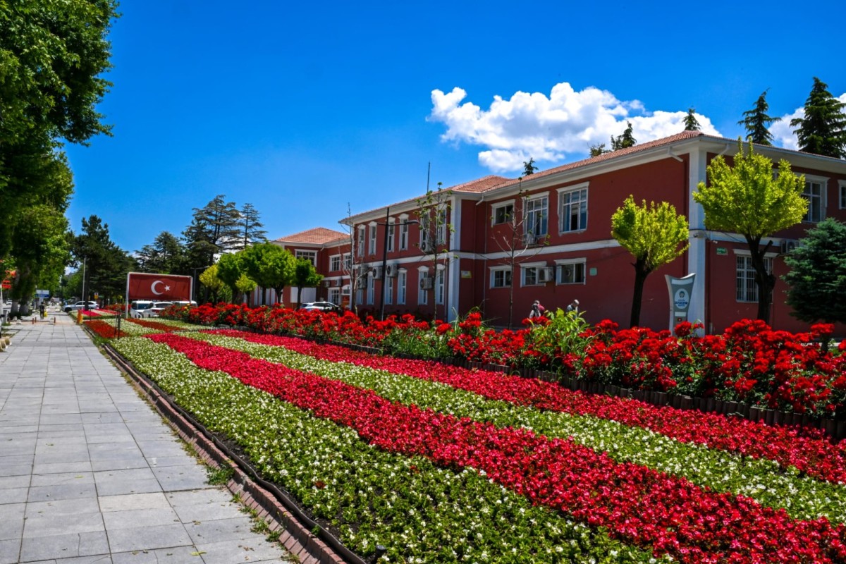 Malatya’da Park ve Kavşaklar Çiçek Bahçesine Döndü