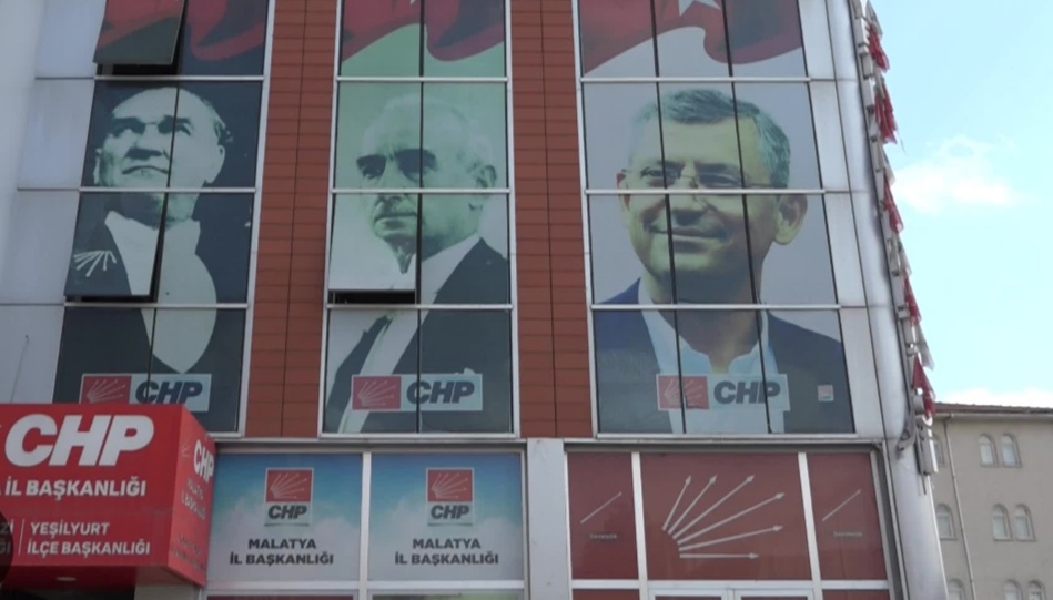 Boş CHP binaya polis ve çilingirle baskın yaptılar!