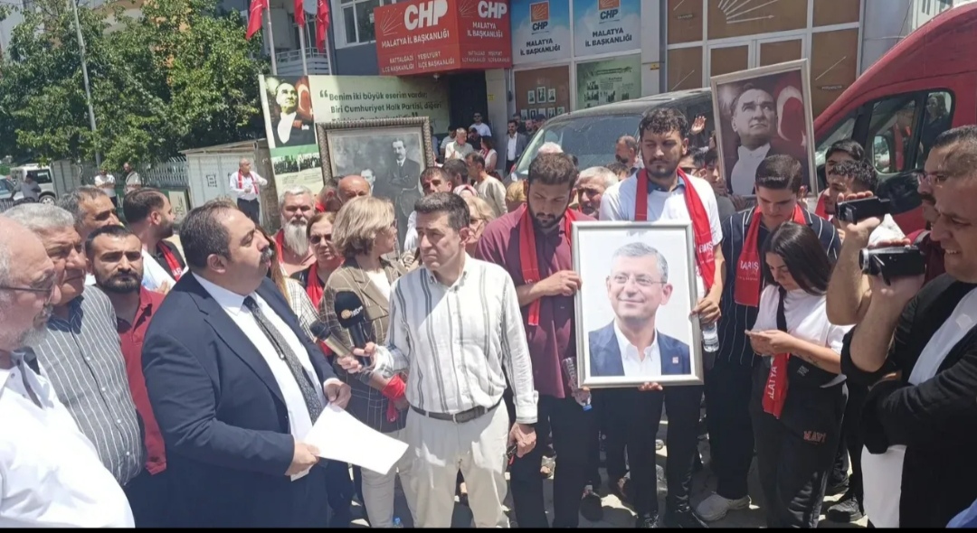 Barış Yıldız: “Partililer Burada, Hainler Binada!”