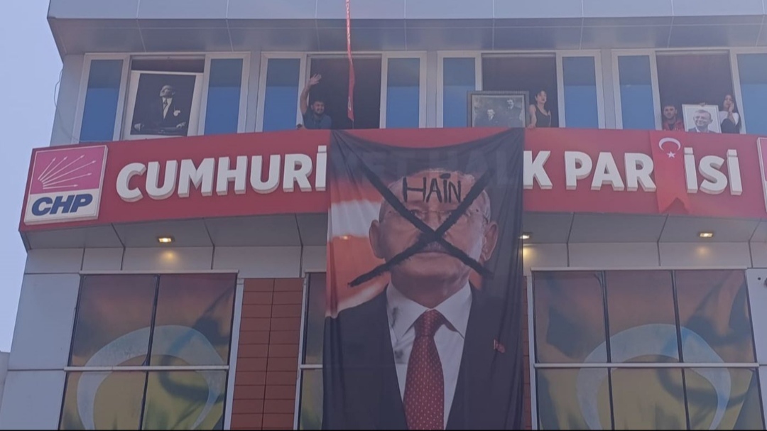 Gece Girildi, Sabah Hain Pankartı Asıldı! CHP'de Ne oluyor?