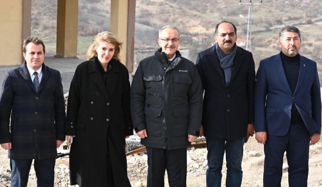 Vekilin Paylaşımında Mevsim Çelişkisi: Yaz Ortası Montlu Fotoğraflar!