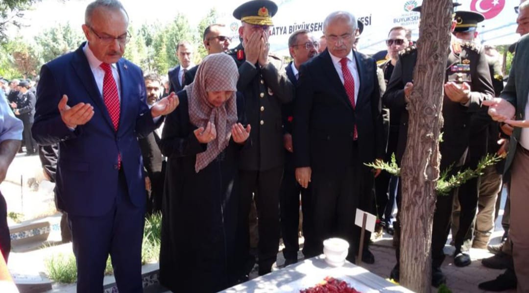 15 Temmuz Şehitleri Malatya'da Kabirleri Başında Dualarla Anıldı