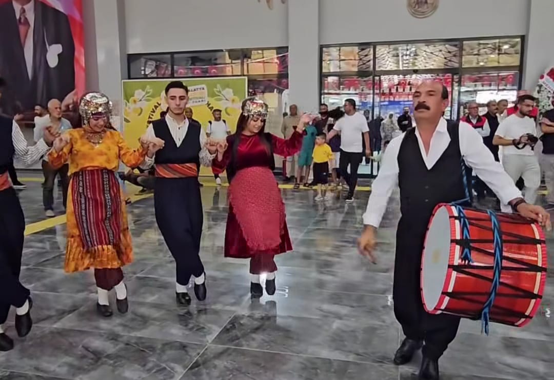 Dışarıda Mehteran, İçeride Folklor Gösterisi!