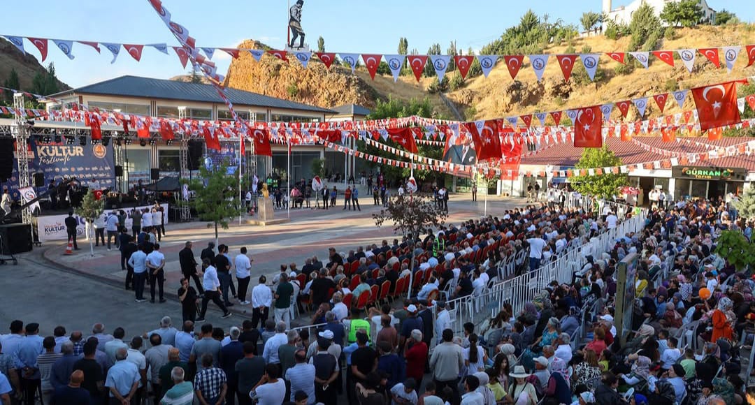 Kuluncak Türkülerle Şenlendi, Binlerce Kişi Halayda Buluştu