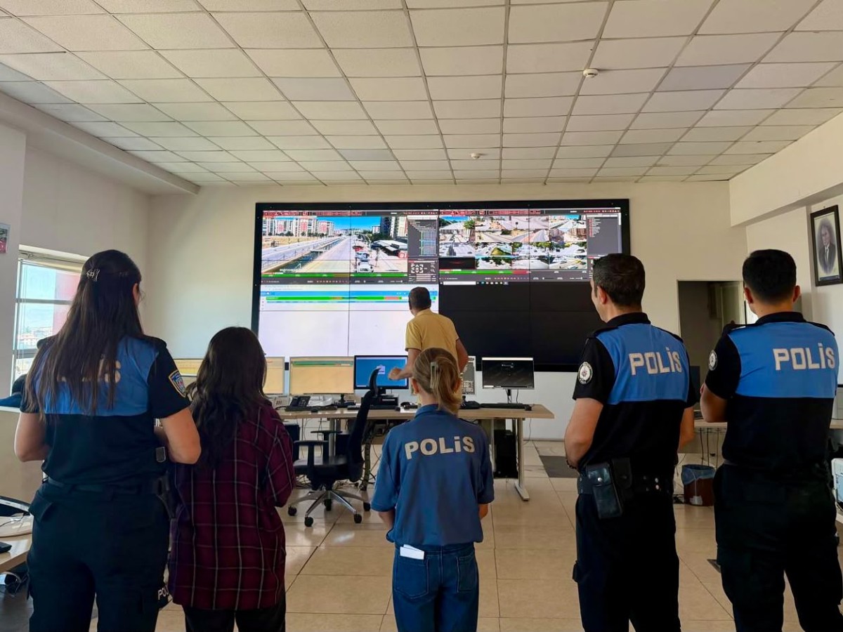 Polisten Minik Yüreklere Güvenlik Eğitimi, Dila'nın Polislik Hayali Gerçek Oldu
