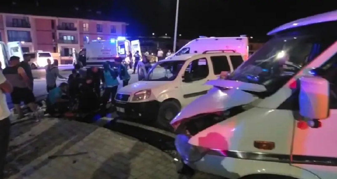 İkizce'de Feci Kaza! 9 Kişi Yaralandı, İtfaiye Seferber Oldu