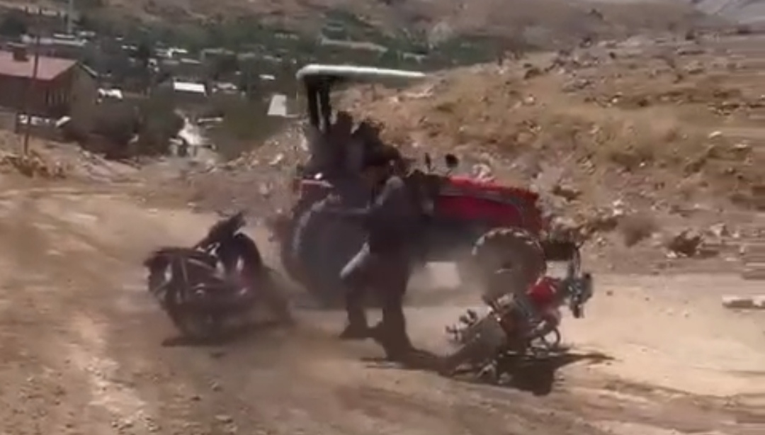 Hayvan Otlatma Kavgasında Traktörü İnsanların Üzerine Sürdü!