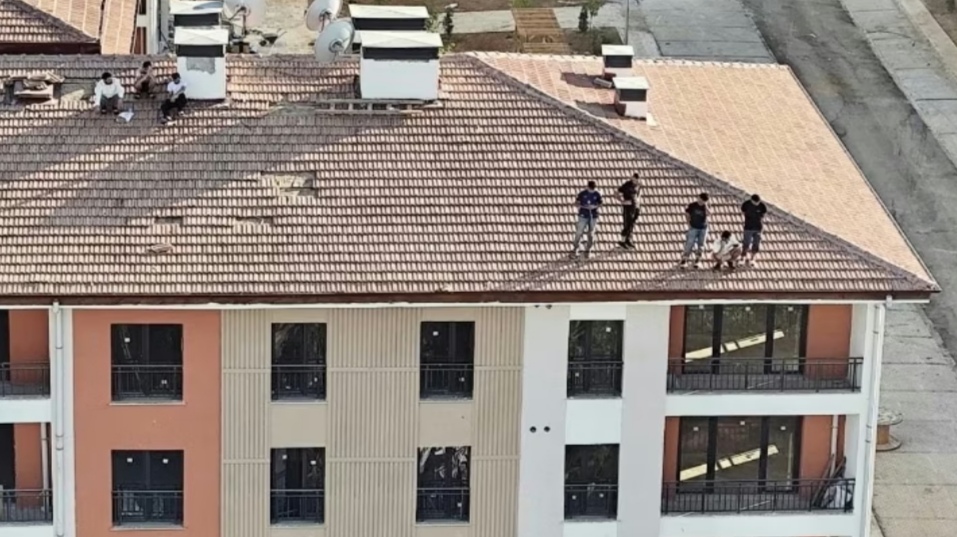 Malatya’da Ödenmeyen Ücret Gerilimi: 8 İşçi Çatıya Çıktı