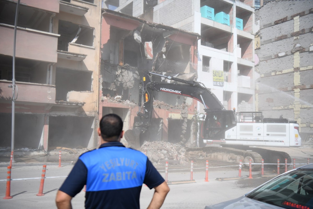 Yeşilyurt Belediyesi’nden metruk yapılara kararlı müdahale!