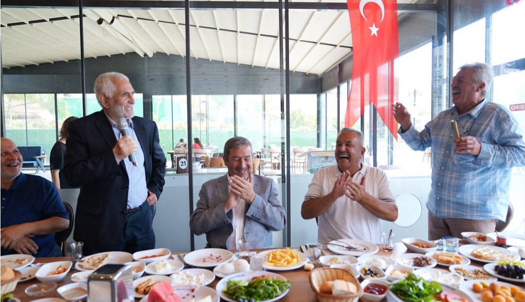 43 Yıl Sonra Aynı Sofrada Buluşmanın Mutluluğunu Yaşadılar