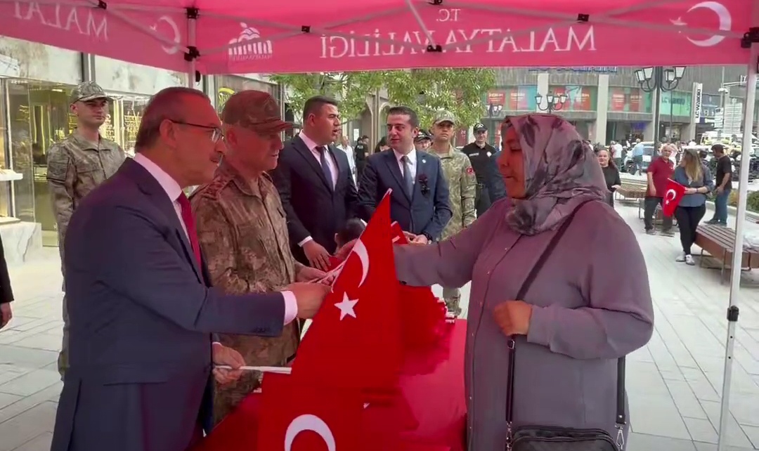Malatya’da Zafer Bayramı coşkusu! Kent kırmızı-beyaza büründü