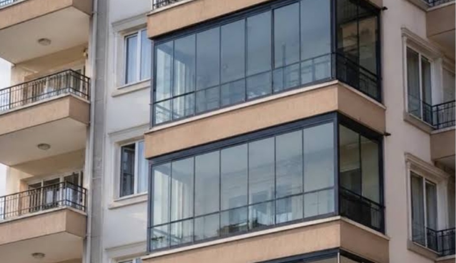 Komşudan izin almadan cam balkon yaptıran yandı!