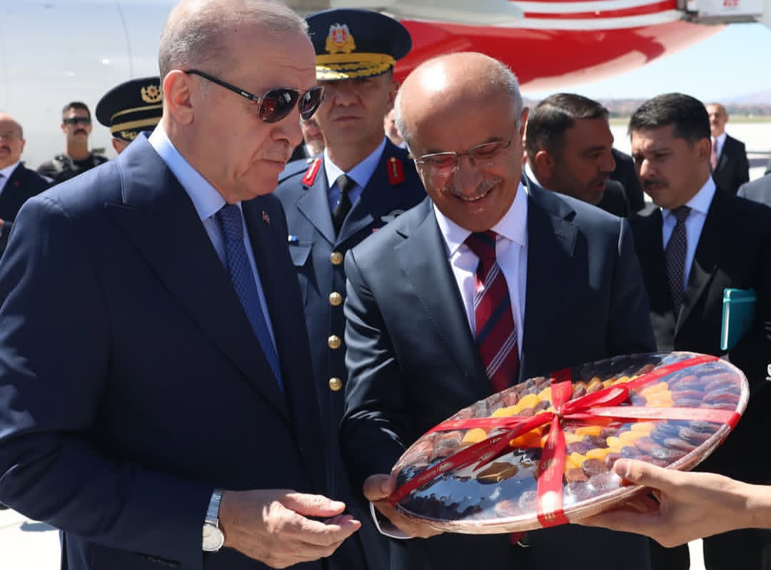 Ayaküstü görüşme tartışması büyüyor!