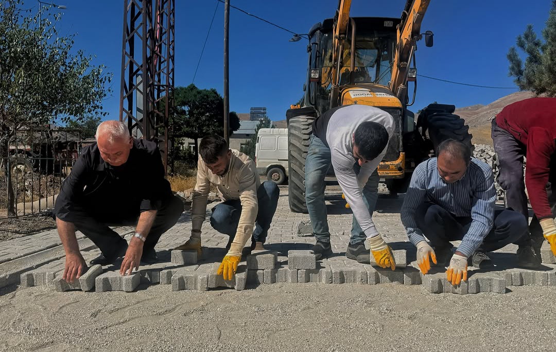 Başkan Bayram Sahaya İndi, İşçilere Yardım Etti