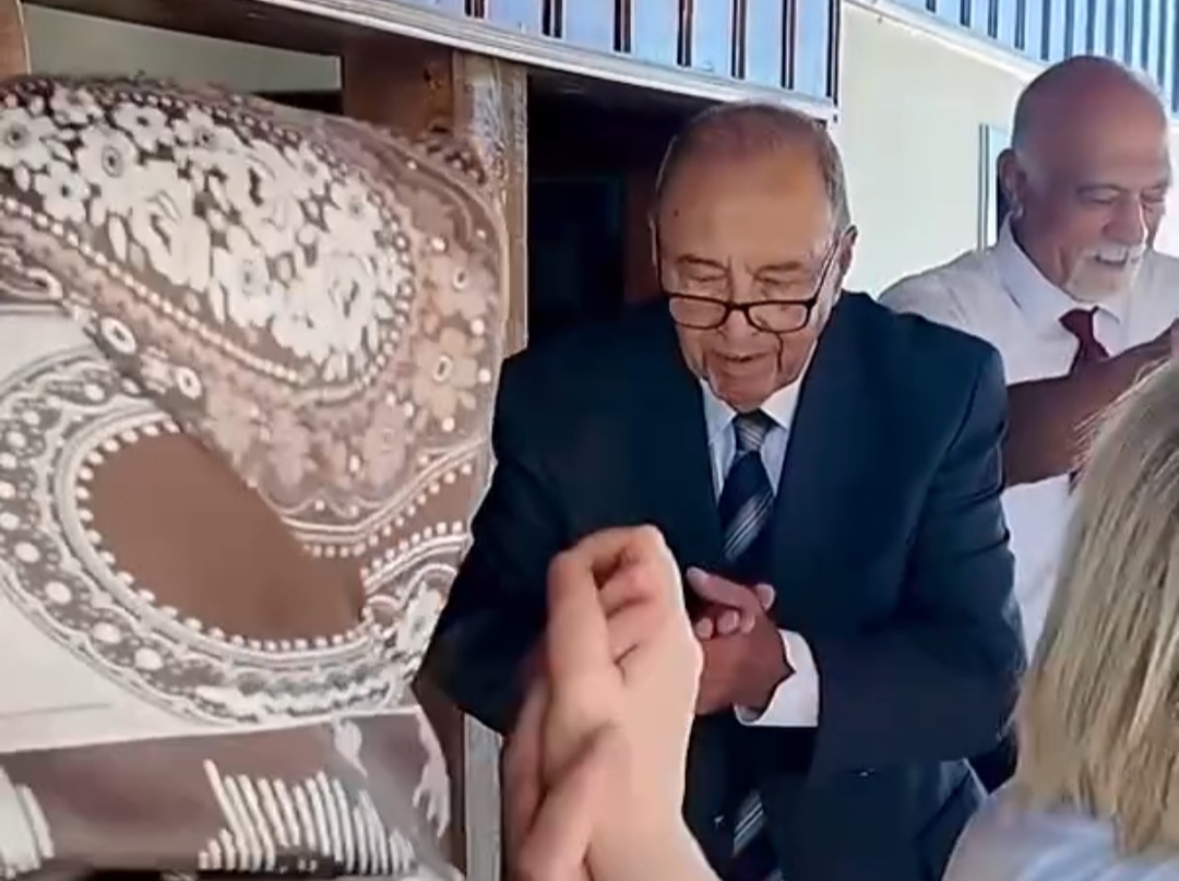 Eski Bakan Metin Emiroğlu'ndan göbek şov!