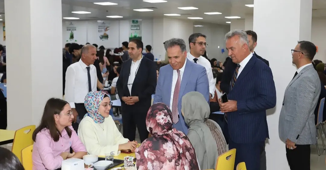 Rektör Akpolat ilk gün öğrencilerle aynı masaya oturdu