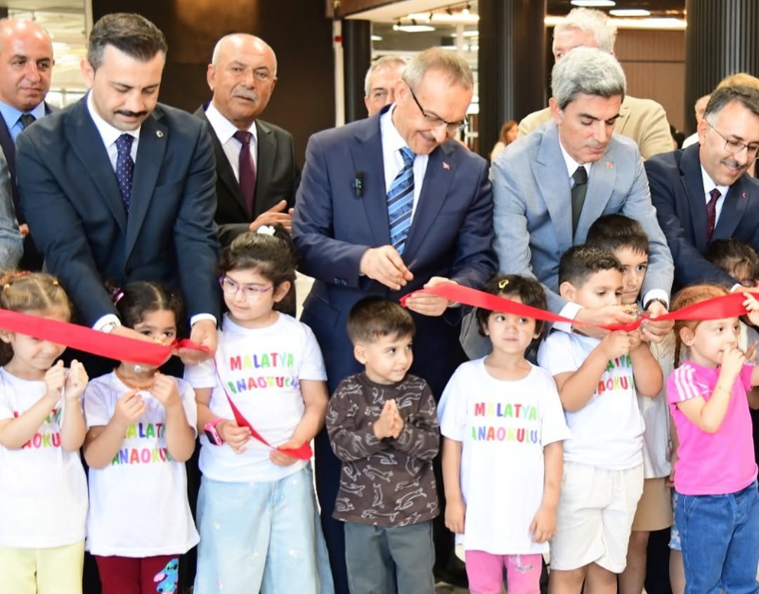 Malatya’da bilim şenliği coşkusu! Vali Yavuz gençlerle buluştu