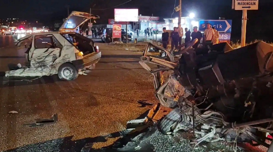 Malatya'da feci kaza! Otomobil ortadan ikiye ayrıldı!