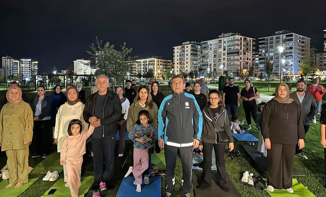 Malatya'da Müdür parkta vatandaşlarla spor yaptı!