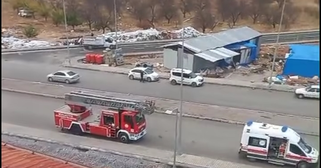 Malatya’da maaşlarını alamayan 5 işçi çatıya çıktı