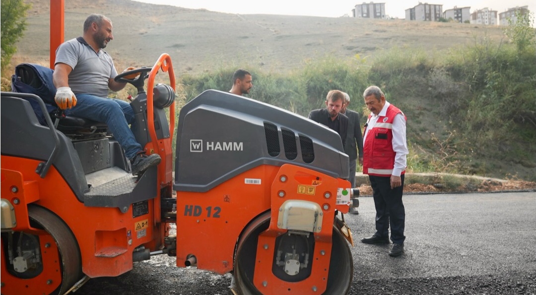 Darende’de asfalt mesaisi: Başkan Bozkurt sahadan ayrılmıyor