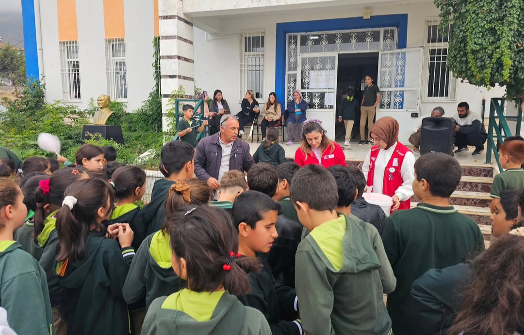 Kızılay bu kez pamuk şeker dağıttı