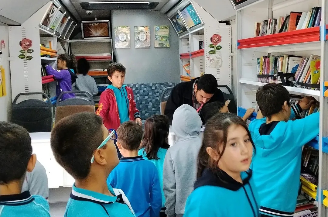Malatya’da gezici kütüphane yollarda