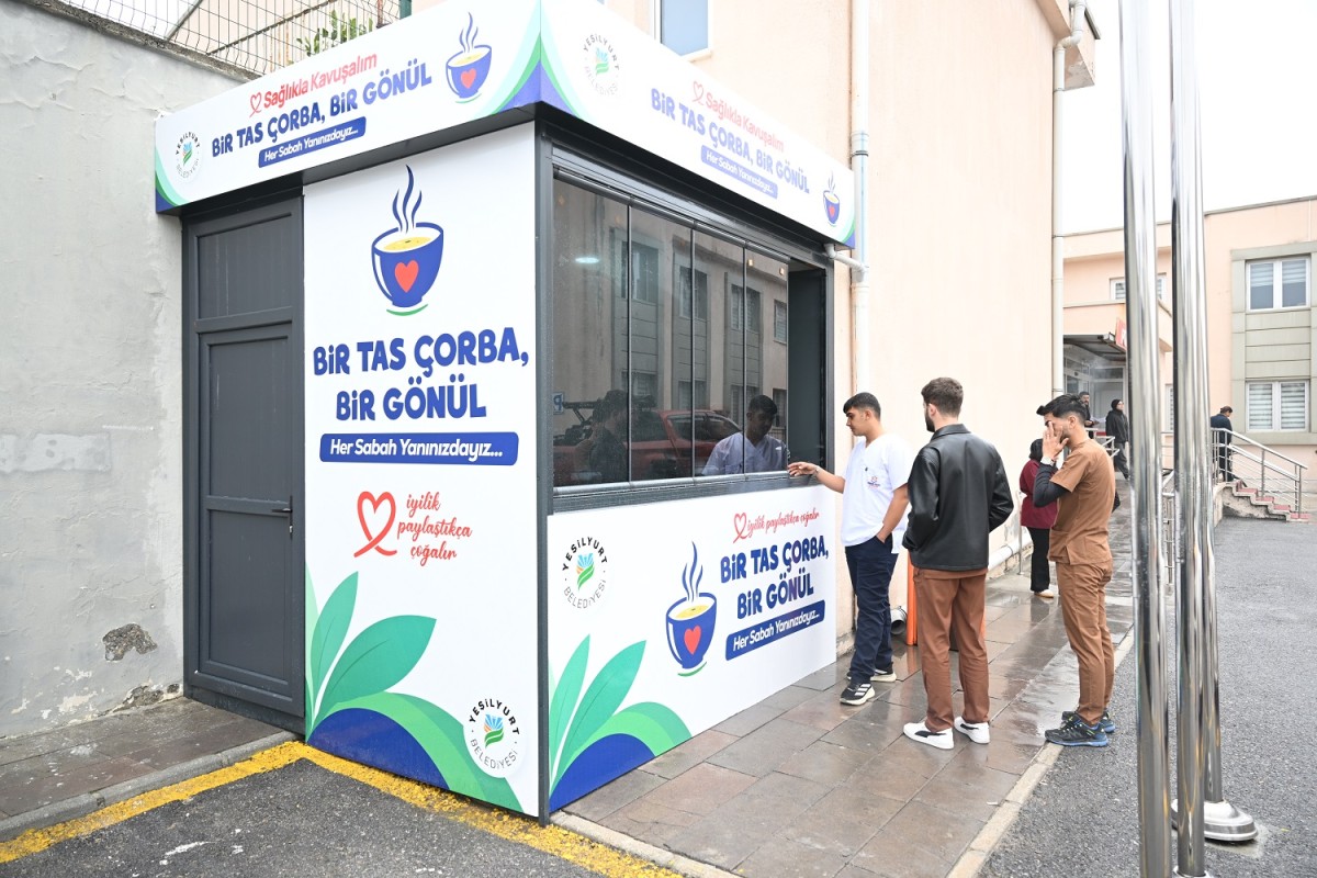 Yeşilyurt’ta hastane önünde sıcak çorba ikramı