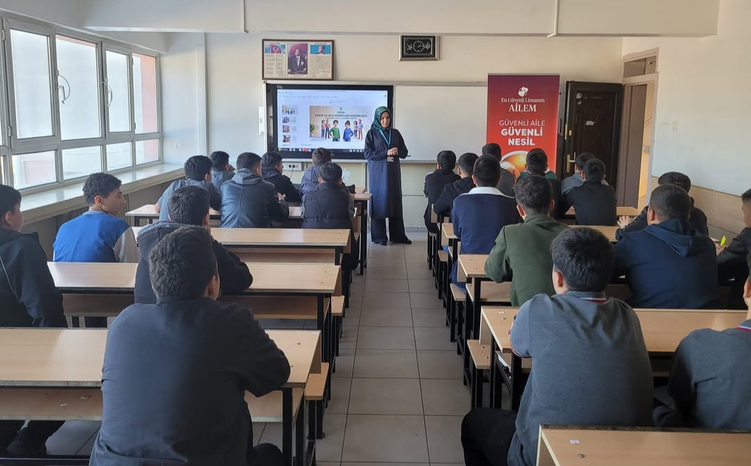 Yeşilyurt’ta liseli gençlere “Güvenli Aile Güvenli Nesil” eğitimi