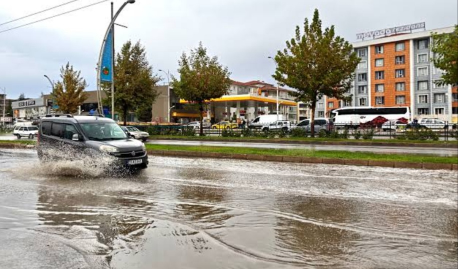 Malatya’da sağanak hayatı felç etti! Bayrak korteji iptal edildi