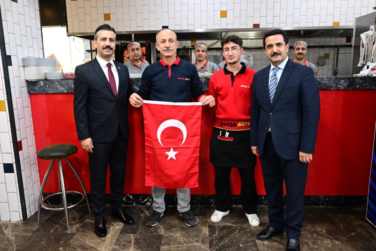 Başkan Taşkın’dan vatandaşlara Türk bayrağı dağıttı