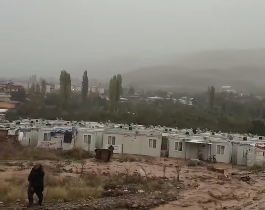 Malatya’da sağanak felaketi! Erkenek’te konteyner kenti su bastı
