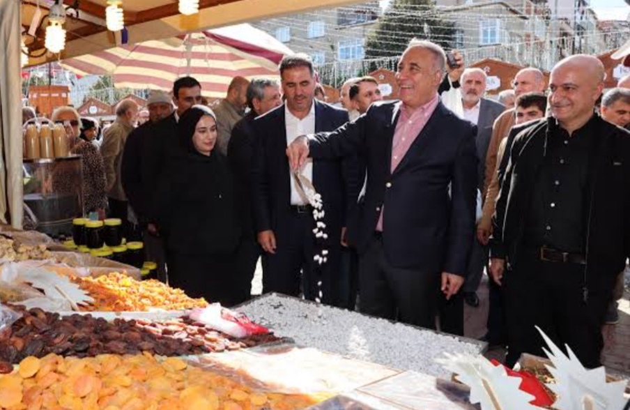 Malatya İstanbul’a taşındı! 44 bin kişiye kayısı ve çiğ köfte ikramı