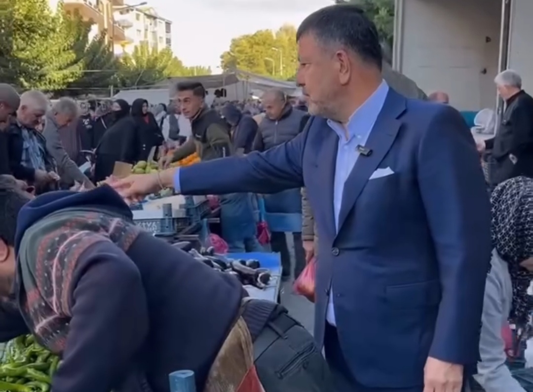 Veli Ağbaba bu kez pazarcı oldu!