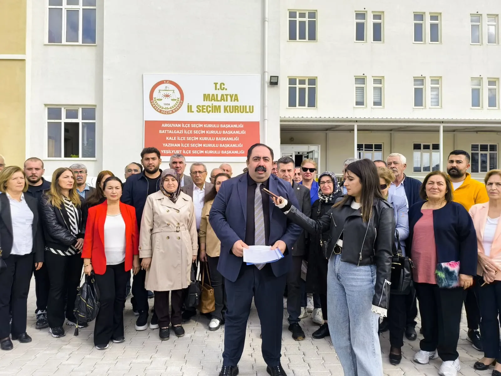 CHP'li Barış Yıldız mazbatasını alarak yeniden göreve başladı!