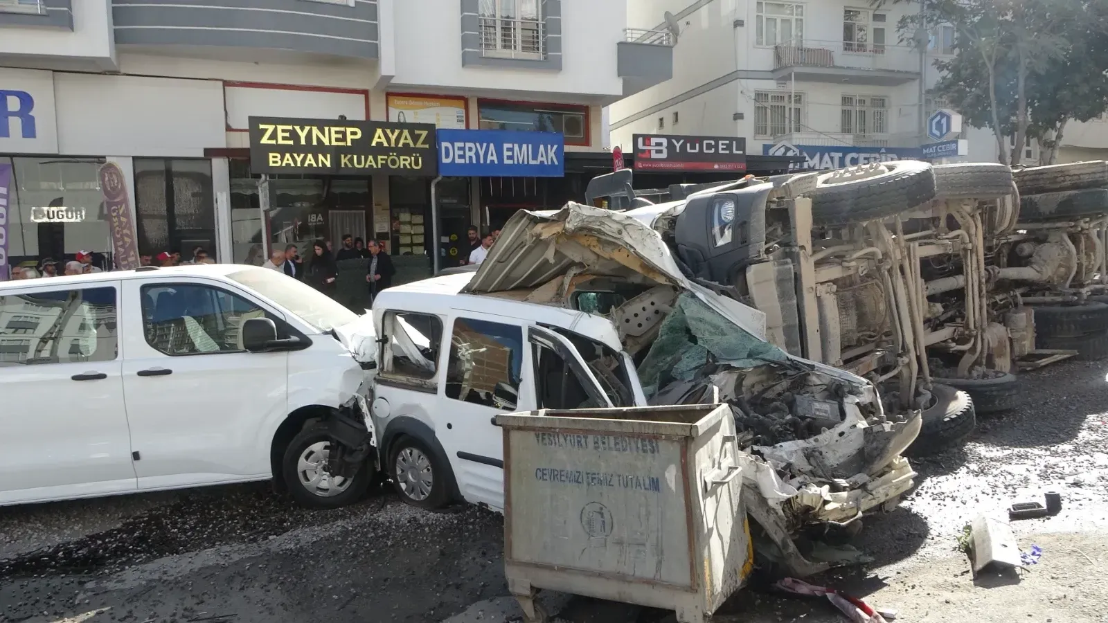 Malatya’da freni patlayan hafriyat kamyonu dehşet saçtı!
