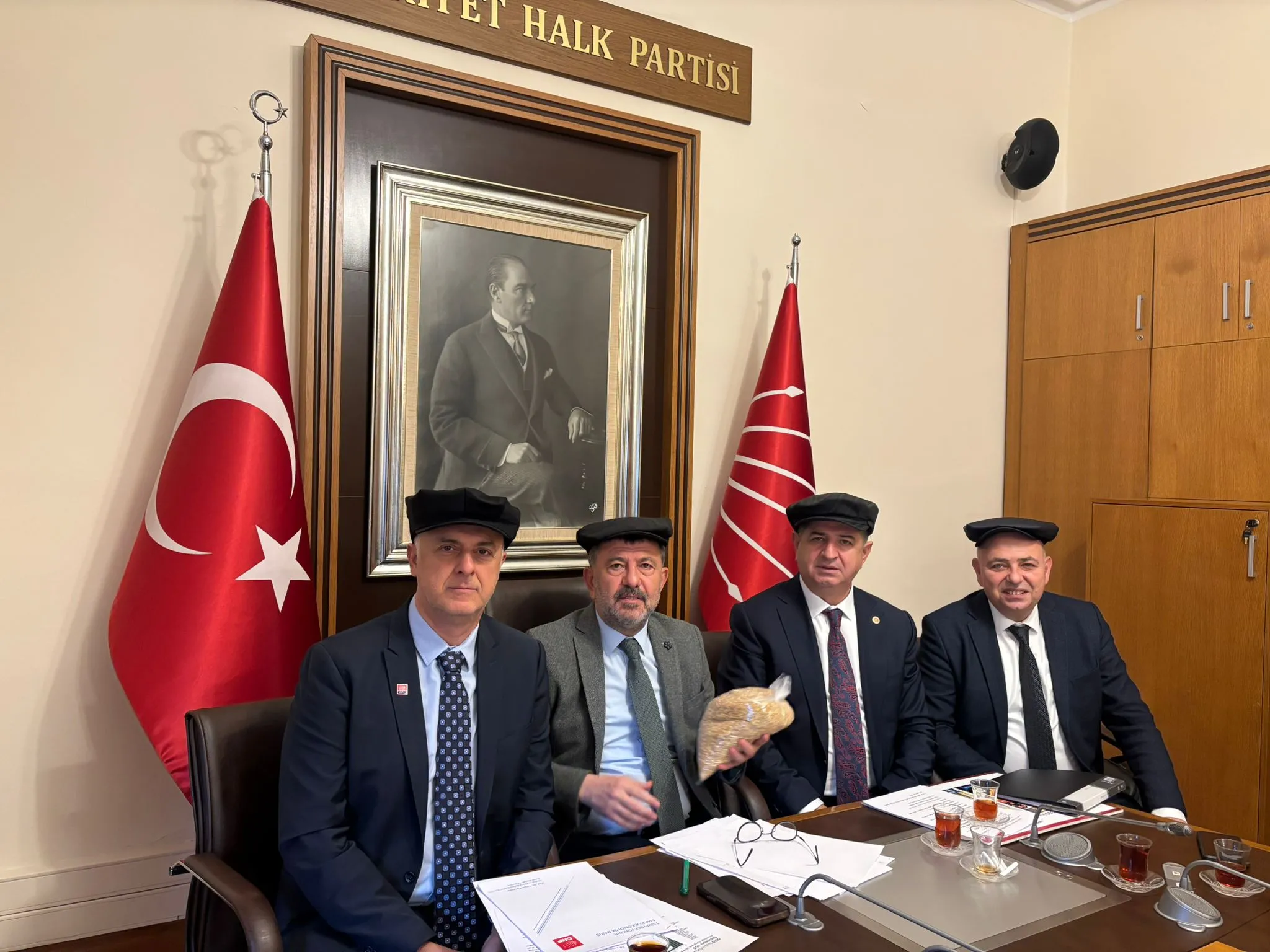 Ağbaba: “Bir taraftan zehirleniyoruz, bir taraftan ölüyoruz!”