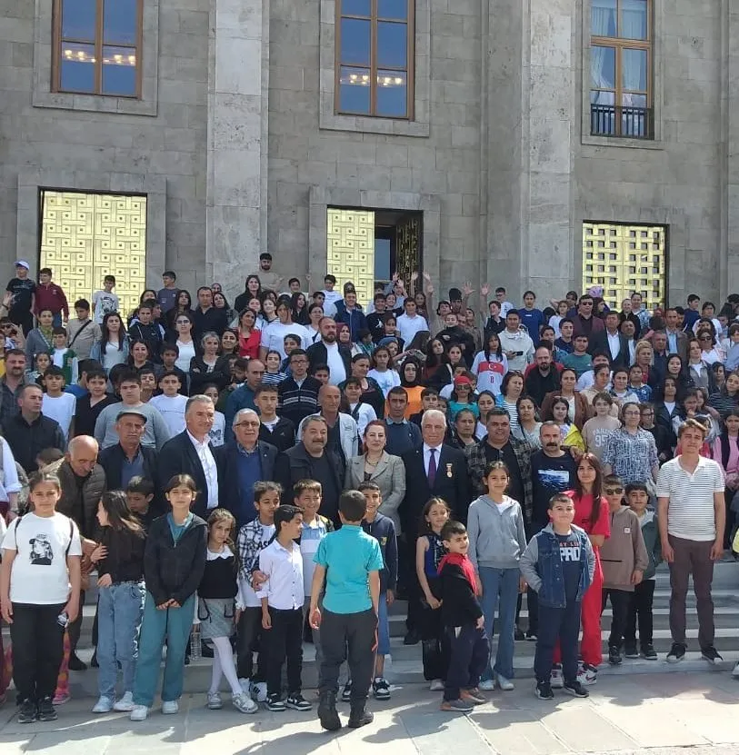 CHP'Lİ BAŞKANIN SAYESİNDE HEKİMHANLI ÖĞRENCİLERİN MECLİS SEVİNCİ!