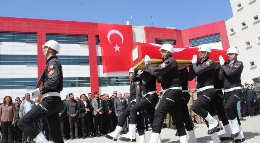 MALATYA'DA HALI SAHADA KALP KRİZİ GEÇİREN KOMİSER SON YOLCULUĞUNA UĞURLANDI