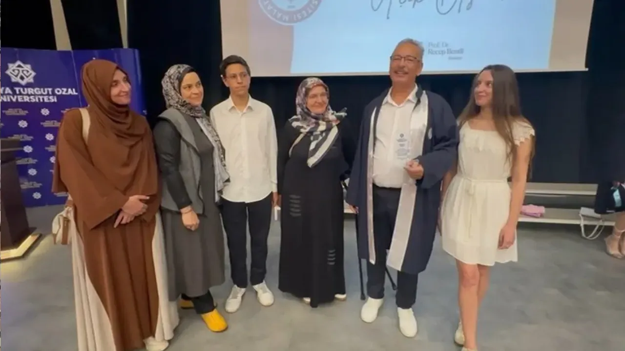 61 yaşında Üniversiteden birincilikle mezun olup örnek oldu!