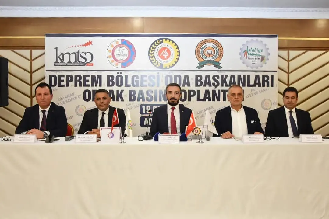 Deprem bölgesi sesini duyurmak için ayağa kalkıp ortak haykırdı!