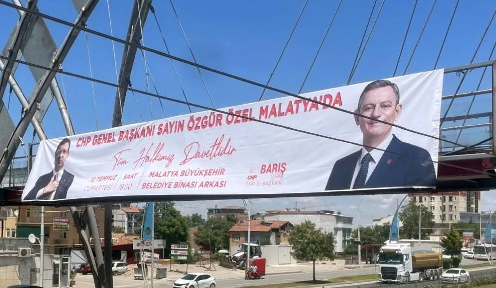 Malatya'da provokatörler Özgül Özel pankartlarına saldırı!