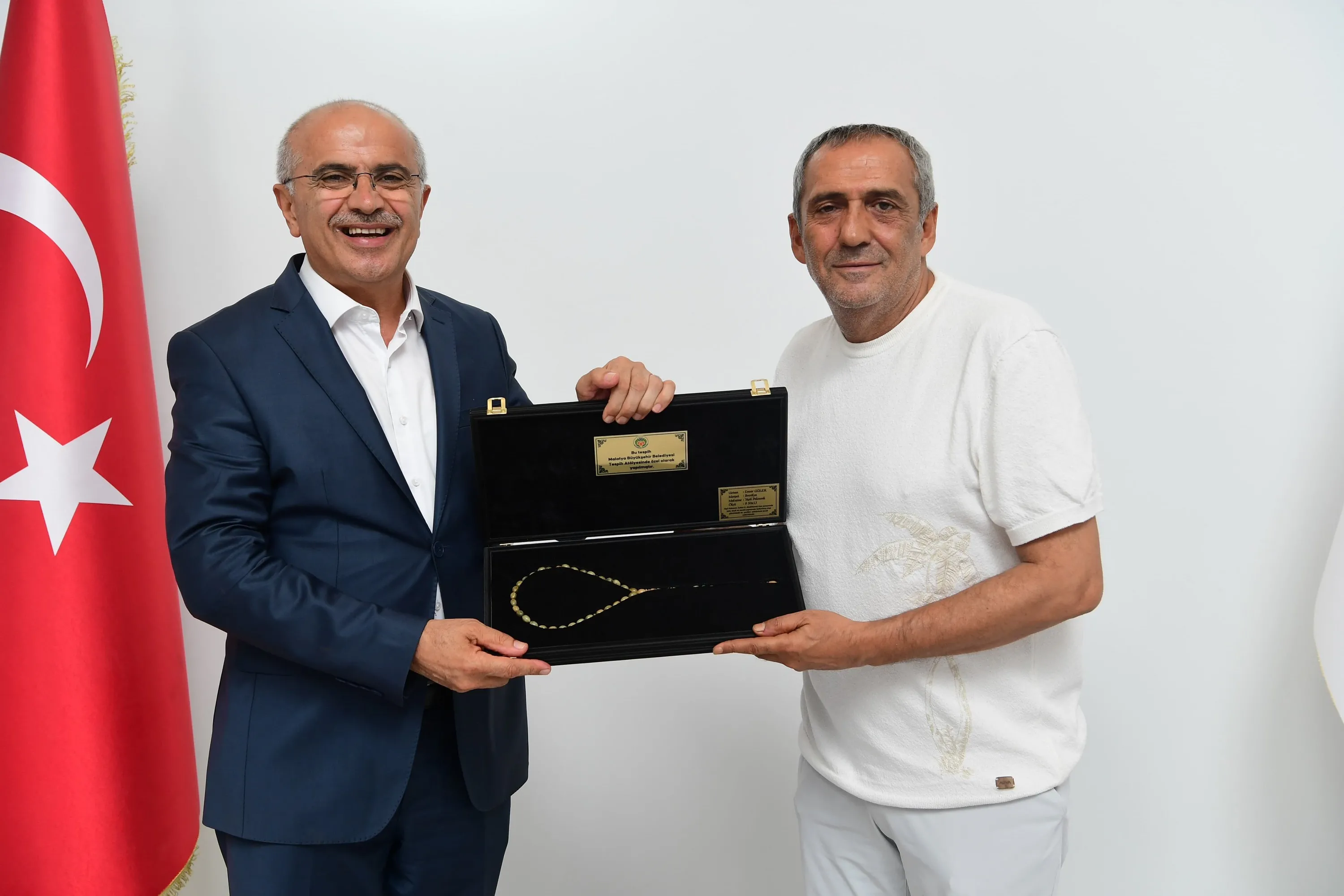 Yavuz Bingöl geldi, konser veremeden plaket alıp gitti