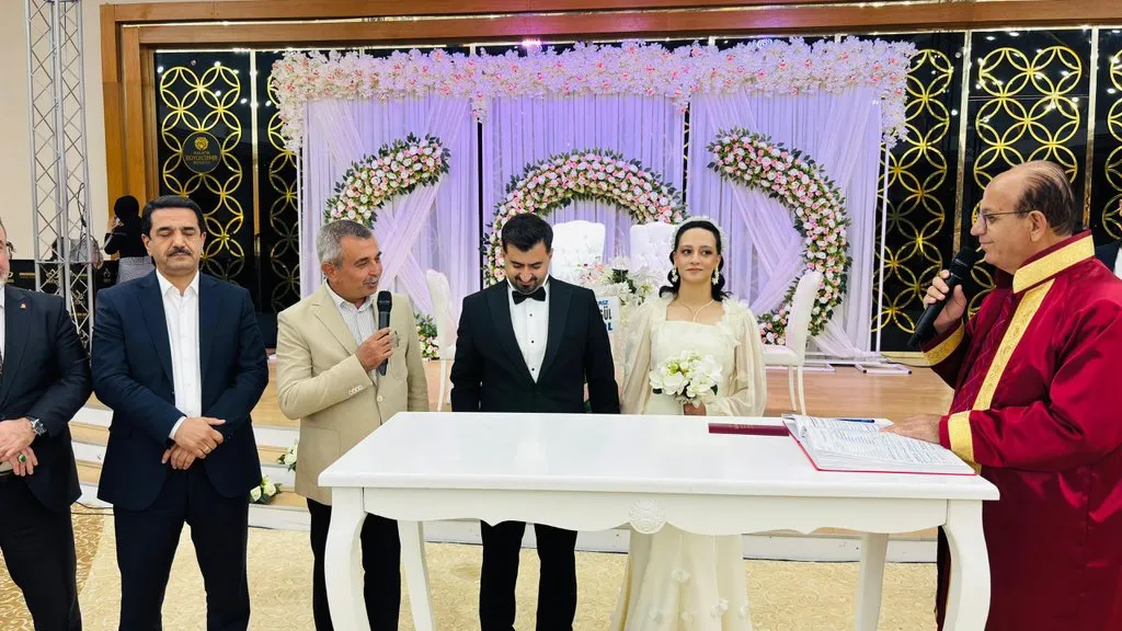 Kayıp Vekil İhsan Koca yine düğünde ortaya çıktı! Hayırlı Cumalar!