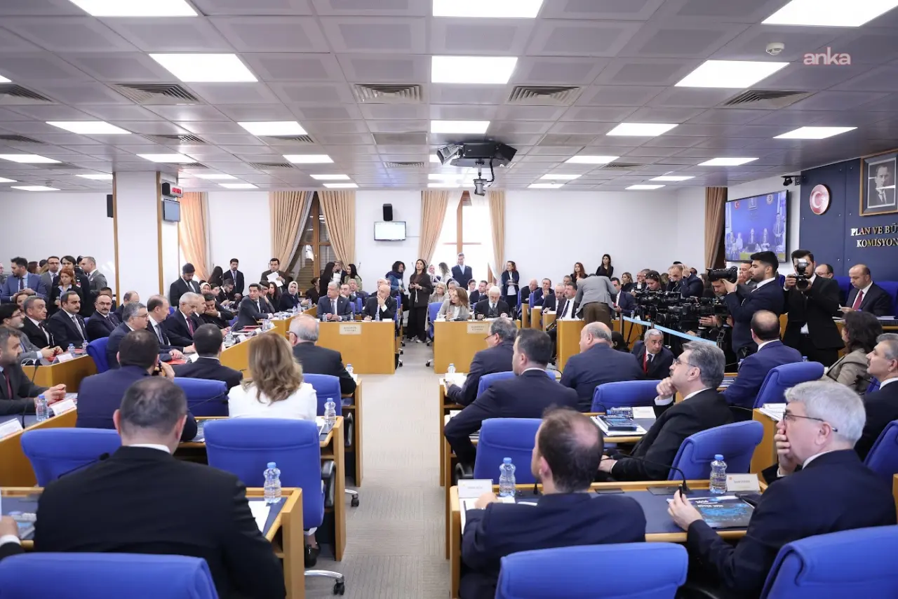2026 bütçesi Plan ve Bütçe Komisyonu'nda... Veli Ağbaba'dan iktidara "casusluk" tepkisi: "Asıl casus, kendi yurttaşının bilgilerini koruyamayıp piyasaya sunanlardır"