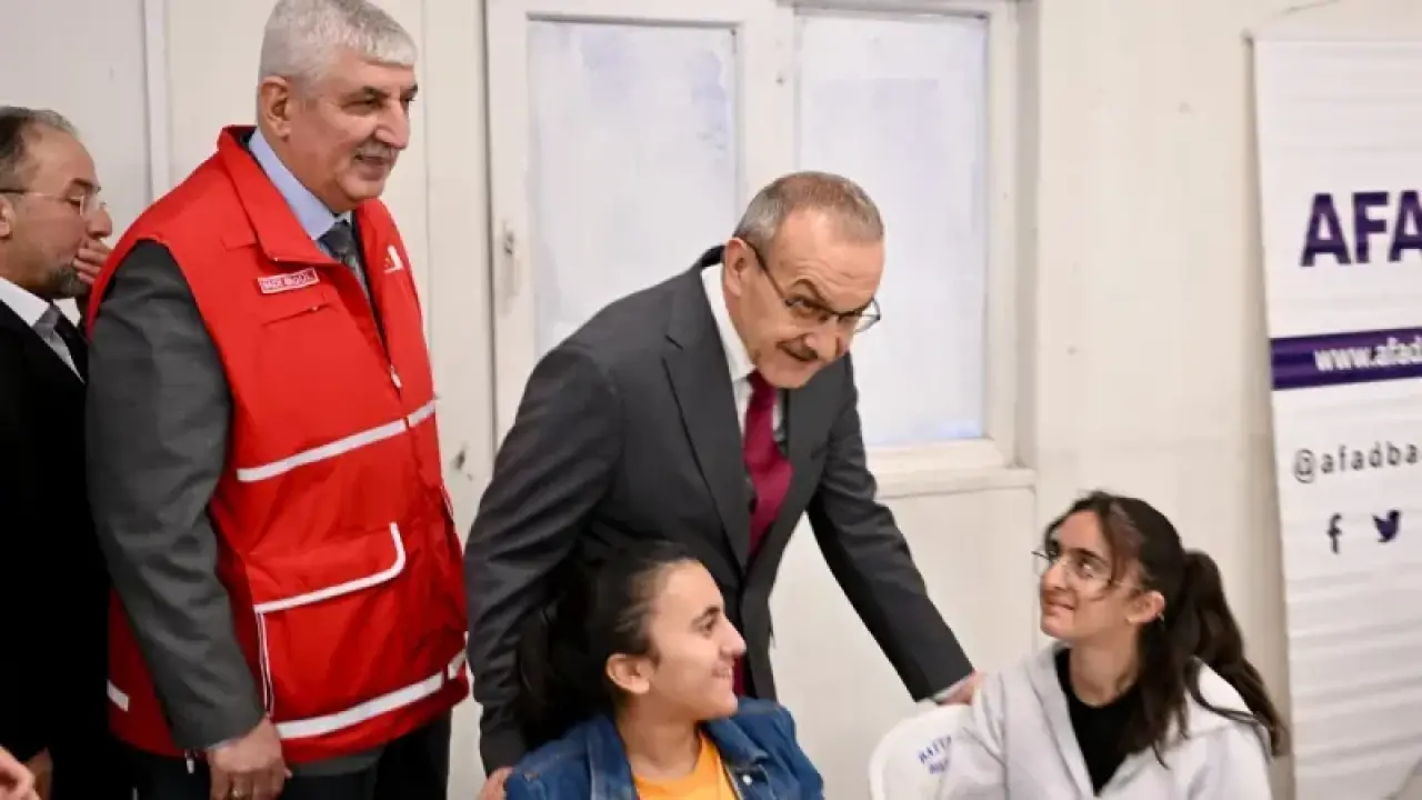 Malatya Valisi konteyner kentte iftar yaptı - Busabah Malatya