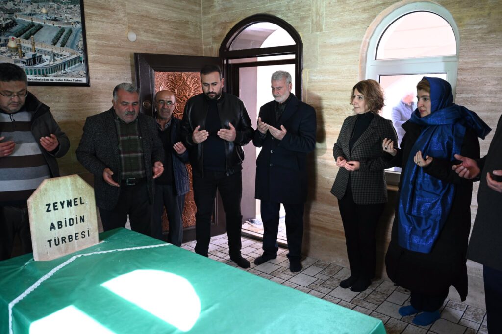 şeh Torunu Türbe De